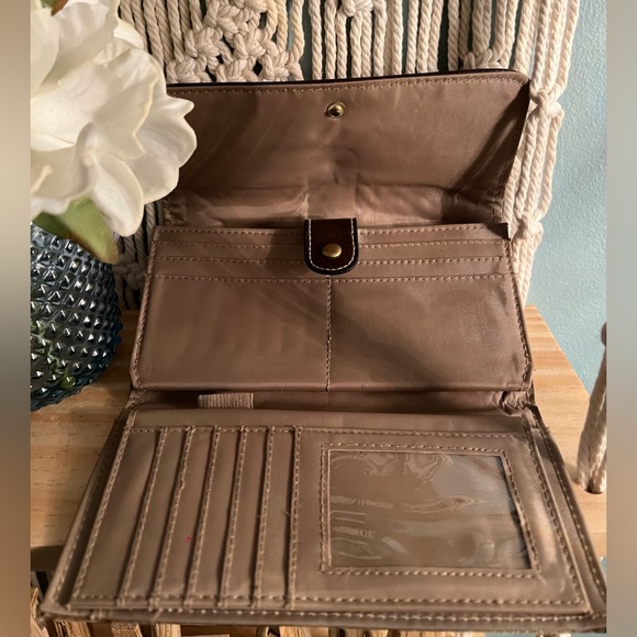 Large wallet- women’s - Picture 3 of 7